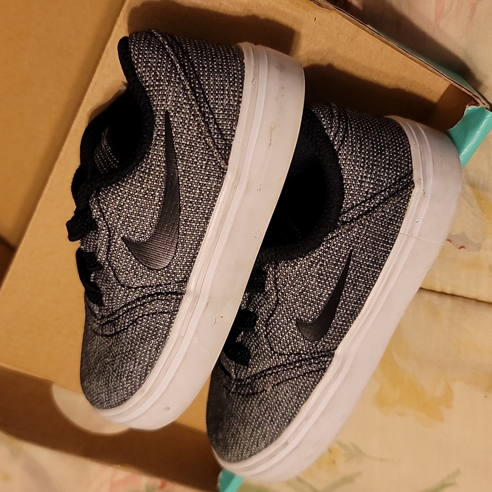 NIB Nike canvas sneakers - Picture 3 of 6